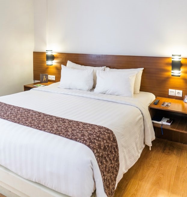 Una habitación de hotel con cama grande